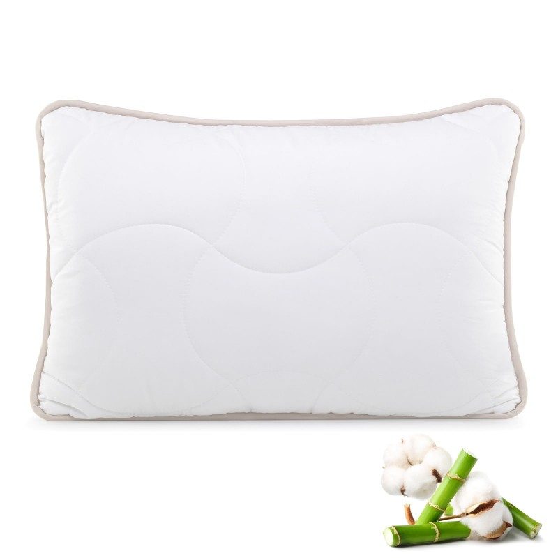 Klasični jastuk SleepBamboo će vas sigurno uvjeriti u svoju svestranost, jer je pogodan za sve položaje spavanja. Tkanina navlake je obogaćena bambusovim vlaknima, što pruža izuzetnu prozračnost i produžava vijek trajanja jastuka. Jastuk je u potpunosti periv na 60 °C.