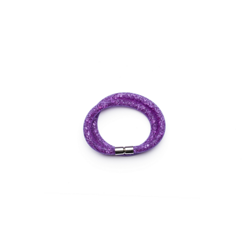 Narukvica Susie Q je popularan komad nakita koji ćete rado nositi u slobodno vrijeme, u školi ili na poslu. U bijeloj, crnoj, srebrnoj, tamnoplavoj, ljubičastoj i crvenoj boji. Dužina 40 cm sa zatvaranjem na magnet.