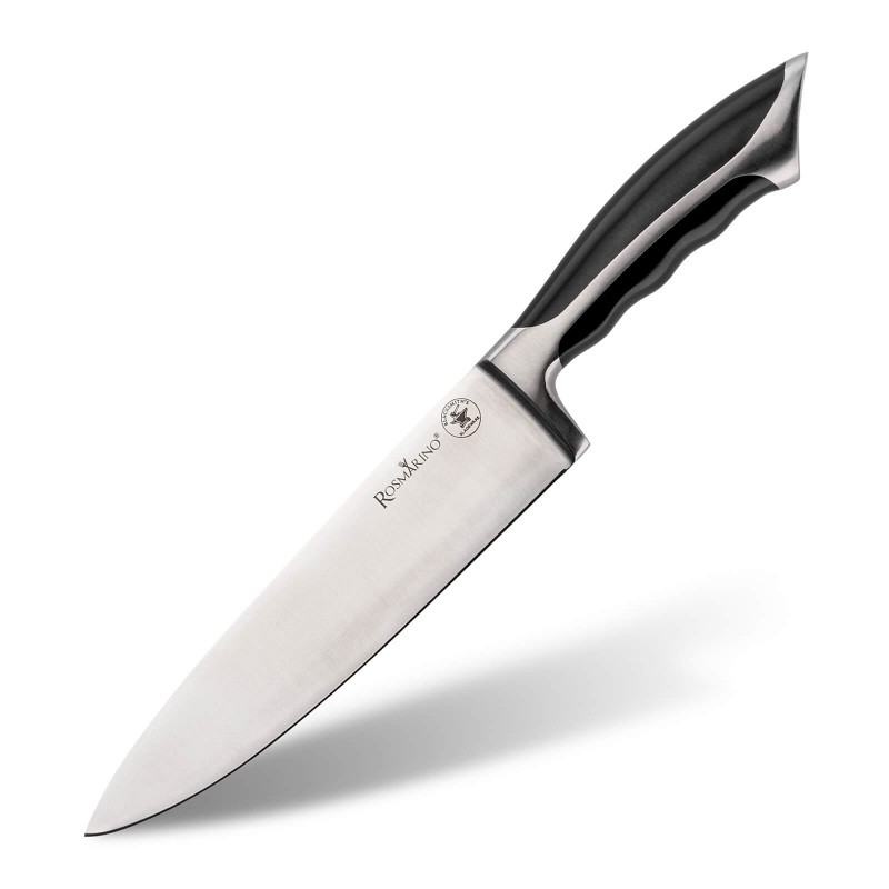 Savršeni kuhinjski nož Rosmarino Blacksmiths Chef za kuvare ili početnike! Veći nož je svojim oblikom idealan za sječenje svih vrsta hrane. Sječivo je napravljeno od nerđajućeg čelika njemačkog kvaliteta, a izdržljiva ručka izrađena je od visokokvalitetne ABS plastike, koja omogućava maksimalna opterećenja. Profesionalna oštrina biće od velike pomoći kada hranu trebate brzo i precizno isjeći na tanje kriške i manje komade. Prednost noža je dvostrana oštrica, naoštrena pod uglom od 15°, za dugu oštrinu i izdržljivost. Oštrica je posebno otporna na koroziju, rđu i mrlje zbog specijalnog brušenja. 