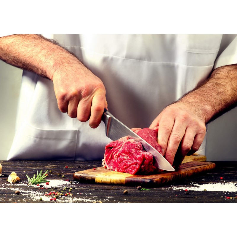 Savršeni kuhinjski nož Rosmarino Blacksmiths Chef za kuvare ili početnike! Veći nož je svojim oblikom idealan za sječenje svih vrsta hrane. Sječivo je napravljeno od nerđajućeg čelika njemačkog kvaliteta, a izdržljiva ručka izrađena je od visokokvalitetne ABS plastike, koja omogućava maksimalna opterećenja. Profesionalna oštrina biće od velike pomoći kada hranu trebate brzo i precizno isjeći na tanje kriške i manje komade. Prednost noža je dvostrana oštrica, naoštrena pod uglom od 15°, za dugu oštrinu i izdržljivost. Oštrica je posebno otporna na koroziju, rđu i mrlje zbog specijalnog brušenja. 