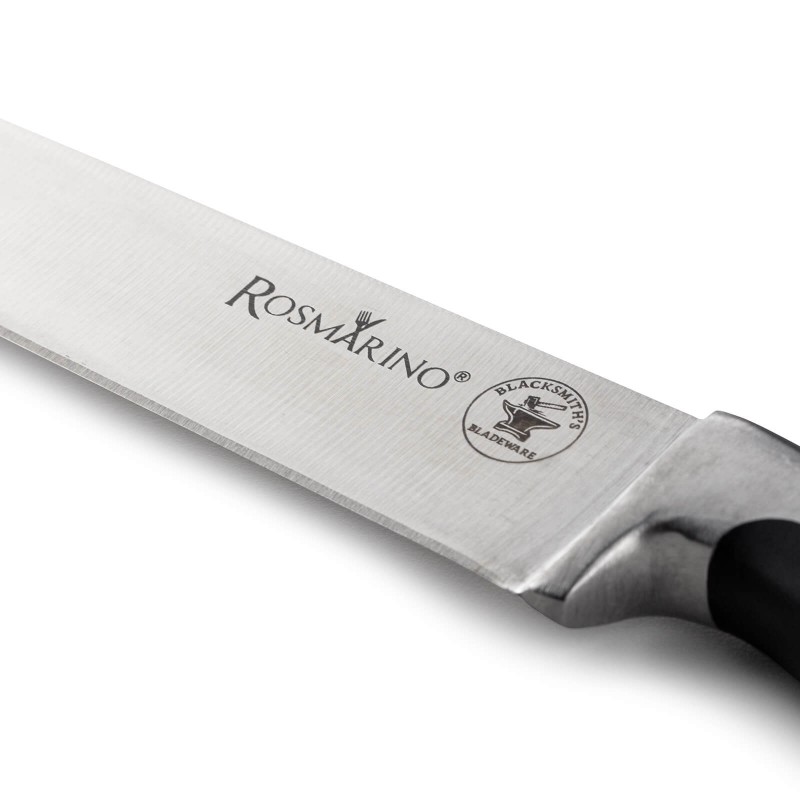 Savršeni kuhinjski nož Rosmarino Blacksmith's za kuvare ili početnike! Veći nož je idealan za sječenje svih vrsta hrane. Sječivo je napravljeno od nerđajućeg čelika njemačkog kvaliteta, a izdržljiva ručka izrađena je od visokokvalitetne ABS plastike, koja omogućava maksimalna opterećenja. Profesionalna oštrina biće od velike pomoći, kada hranu trebate brzo i prcizno isjeći na tanje kriške, jer mu dužina sječiva omogućava brzo i efikasno rezanje bez napora. Prednost noža je dvostrana oštrica, naoštrena pod uglom od 15°, za dugotrajnu oštrinu i izdržljivost. Oštrica je posebno otporna na koroziju, rđu i mrlje zbog specijalnog brušenja. 