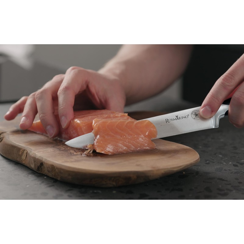 Savršeni kuhinjski nož Rosmarino Blacksmith's za kuvare ili početnike! Veći nož je idealan za sječenje svih vrsta hrane. Sječivo je napravljeno od nerđajućeg čelika njemačkog kvaliteta, a izdržljiva ručka izrađena je od visokokvalitetne ABS plastike, koja omogućava maksimalna opterećenja. Profesionalna oštrina biće od velike pomoći, kada hranu trebate brzo i prcizno isjeći na tanje kriške, jer mu dužina sječiva omogućava brzo i efikasno rezanje bez napora. Prednost noža je dvostrana oštrica, naoštrena pod uglom od 15°, za dugotrajnu oštrinu i izdržljivost. Oštrica je posebno otporna na koroziju, rđu i mrlje zbog specijalnog brušenja. 