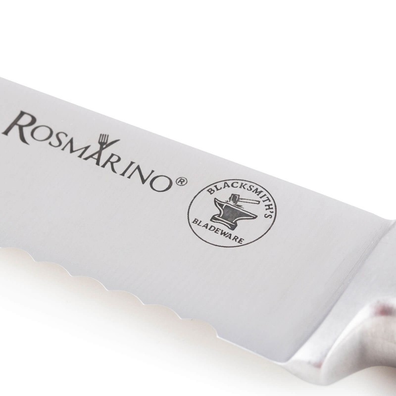 Savršeni kuhinjski nož Rosmarino Blacksmith za kuvare ili početnike! Svojim oblikom i oštrim nazubljenim sječivom, nož je idealan za sječenje hljeba. Sječivo je napravljeno od nerđajućeg čelika njemačkog kvaliteta, a izdržljiva ručka izrađena je od visokokvalitetne ABS plastike, koja omogućava maksimalna opterećenja. Profesionalna oštrina biće od velike pomoći da se kriške hljeba tačno i ravnomjerno sjeku. Prednost noža je dvostrana oštrica, naoštrena pod uglom od 15°, za dugotrajnu oštrinu i izdržljivost. Oštrica je posebno otporna na koroziju, rđu i mrlje zbog specijalnog brušenja. 