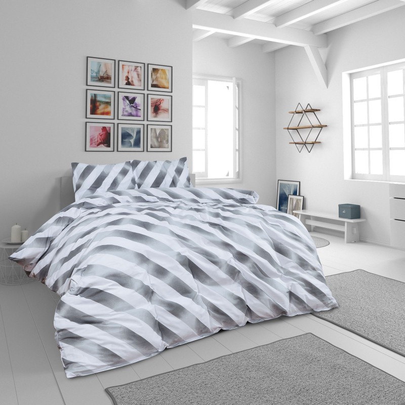 Vrijeme je za potpuno uživanje u modernim pamučnim posteljinama! Posteljina Grey Stripes izrađena je od renforce platna, mekane tkanine, jednostavne za održavanje. Očaraće vas moderan dizajn s uzorkom. Posteljina je periva na 40 °C.