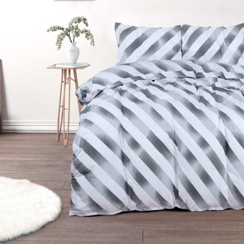 Vrijeme je za potpuno uživanje u modernim pamučnim posteljinama! Posteljina Grey Stripes izrađena je od renforce platna, mekane tkanine, jednostavne za održavanje. Očaraće vas moderan dizajn s uzorkom. Posteljina je periva na 40 °C.