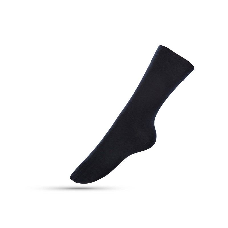Jednobojne muške čarape su mekane i udobne za nošenje. Izrađene od kombinacije materijala, sa velikim udjelom pamuka, za veću prozračnost. U veličinama: 39-42, 43-46. 