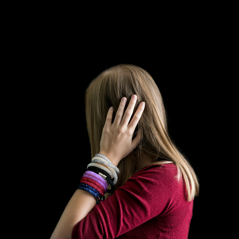 Narukvica Susie Q je popularan komad nakita koji ćete rado nositi u slobodno vrijeme, u školi ili na poslu. U bijeloj, crnoj, srebrnoj, tamnoplavoj, ljubičastoj i crvenoj boji. Dužina 40 cm sa zatvaranjem na magnet.