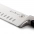 Savršeni kuhinjski nož Rosmarino Blacksmith's Santoku za kuvare ili početnike! Svojim širokim dizajnom sječiva ovaj nož je u japanskoj kuhinji poznat kao nož sa tri vrline, jer ima dobre kvalitete za rezanje povrća, ribe i mesa. Sječivo je napravljeno od nerđajućeg čelika njemačkog kvaliteta, a izdržljiva ručka izrađena je od visokokvalitetne ABS plastike, koja omogućava maksimalna opterećenja. Profesionalna oštrina biće od velike pomoći, kada hranu trebate brzo i precizno isjeći na tanje kriške i manje komade. Prednost noža je dvostrana oštrica, naoštrena pod uglom od 15°, za dugotrajnu oštrinu i izdržljivost. Oštrica je posebno otporna na koroziju, rđu i mrlje zbog specijalnog brušenja. 
