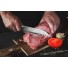Savršeni kuhinjski nož Rosmarino Blacksmith's Santoku za kuvare ili početnike! Svojim širokim dizajnom sječiva ovaj nož je u japanskoj kuhinji poznat kao nož sa tri vrline, jer ima dobre kvalitete za rezanje povrća, ribe i mesa. Sječivo je napravljeno od nerđajućeg čelika njemačkog kvaliteta, a izdržljiva ručka izrađena je od visokokvalitetne ABS plastike, koja omogućava maksimalna opterećenja. Profesionalna oštrina biće od velike pomoći, kada hranu trebate brzo i precizno isjeći na tanje kriške i manje komade. Prednost noža je dvostrana oštrica, naoštrena pod uglom od 15°, za dugotrajnu oštrinu i izdržljivost. Oštrica je posebno otporna na koroziju, rđu i mrlje zbog specijalnog brušenja. 
