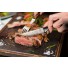 Savršeni kuhinjski nož Rosmarino Blacksmith's Steak za kuvare ili početnike! Set od 2 noža uglavnom za rezanje odrezka. Sječivo je napravljeno od nerđajućeg čelika njemačkog kvaliteta, a izdržljiva ručka izrađena je od visokokvalitetne ABS plastike, koja omogućava maksimalna opterećenja. Profesionalna oštrina biće od velike pomoći u rezanju odrezka i drugih namirnica u svakodnevnoim obrocima. Prednost noža je dvostrana oštrica, naoštrena pod uglom od 15°, za dugu oštrinu i izdržljivost. Oštrica je posebno otporna na koroziju, rđu i mrlje zbog specijalnog brušenja. 