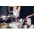 Posuda za miješanje Rosmarino Pour&Cook je odličan pomoćnik za vaša kulinarska umijeća. Savršena za miješanje i pripremu raznih salata, priloga ili miješanje mase za slatka i slana peciva. Posuda je izrađena od kvalitetnog nerđajućeg čelika, otpornog na udarce, oštećenja i mrlje. Praktična je za čuvanje hrane i otporna na niže temperature - čak i u zamrzivaču. Razveselite ukućane i u estetski dizajniranoj zdjeli poslužite razne salate, peciva ili priloge. Ne upija mirise.