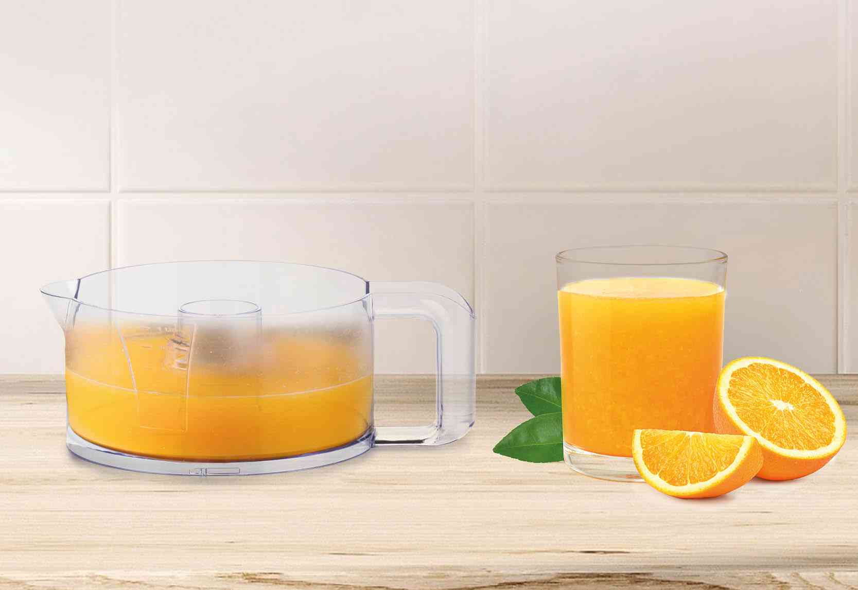 Iscijedite citruse direktno u bokal.